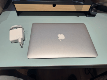 MacBook Air (Early 2015) A1466 13'inch i5 / 8GB / 250 GB for sale