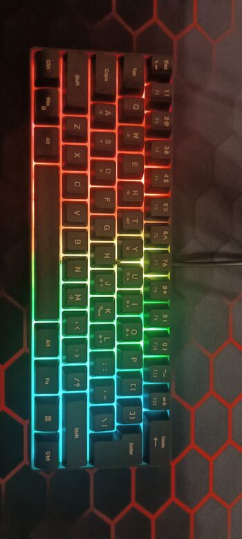 60% žaidimų klaviatūra su RGB apšvietimu