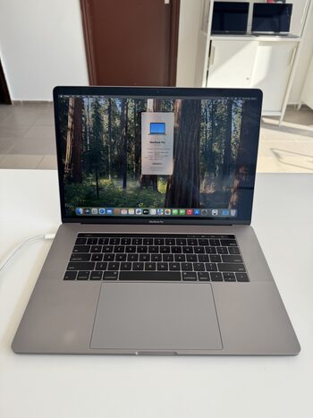 MacBook Pro 15 i7 / 16GB / 256 GB / Radeon Pro 555X 