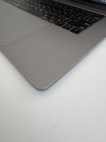 MacBook Pro 15 i7 / 16GB / 256 GB / Radeon Pro 555X  for sale