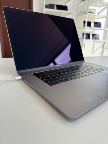 MacBook Pro 15 i7 / 16GB / 256 GB / Radeon Pro 555X 