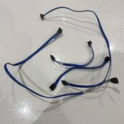 4x SATA III laidai