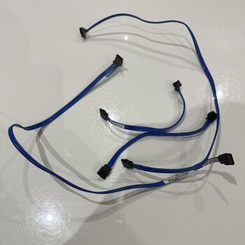 4x SATA III laidai