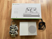 Xbox One S 1TB su 2 pultais