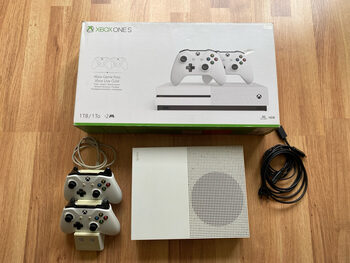 Xbox One S 1TB su 2 pultais