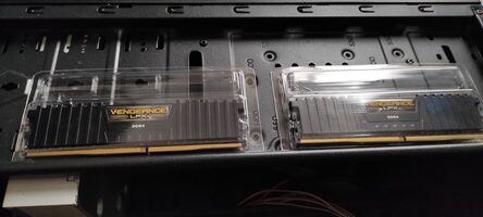 Corsair Vengeance LPX 16 GB (2 x 8 GB) DDR4-2400 Black / Yellow PC RAM