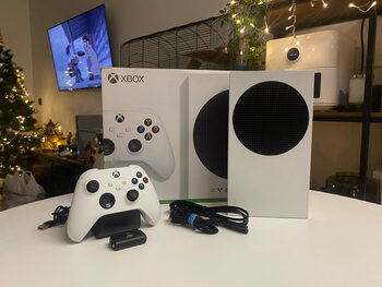 XBOX Series S, 512GB su pakrovimo stotimi ir akumulatoriais