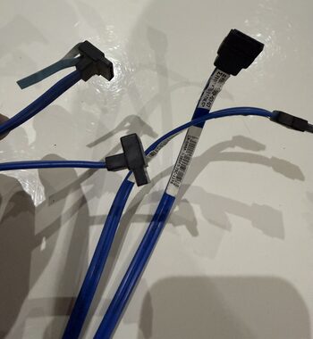 4x SATA III laidai