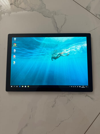 Microsoft Surface Pro Intel m3-7Y30 Intel HD Graphics 615 / 4GB DDR3 / 128GB NVME / 45 Wh / 802.11 ac / Platinum