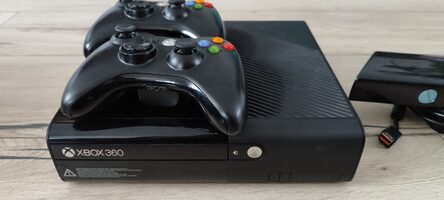 Xbox 360, su 2 pulteliais ir kamera 