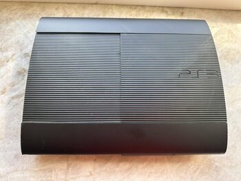 PlayStation 3 Super Slim 500GB su 2 originaliais pultais SuperSlim