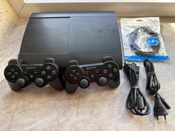 PlayStation 3 Super Slim 500GB su 2 originaliais pultais SuperSlim
