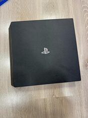 PS4 Pro konsolė + 2 pulteliai + 5 žaidimai (puiki būklė)