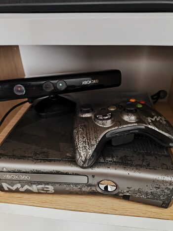 Atrišta Xbox 360 Slim su Kinect kamera