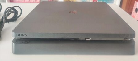 PS4 Slim 1TB + 2 mandos