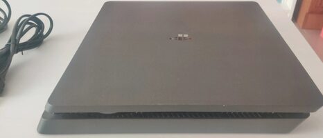 PS4 Slim 1TB + 2 mandos