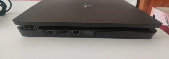 Redeem PS4 Slim 1TB + 2 mandos