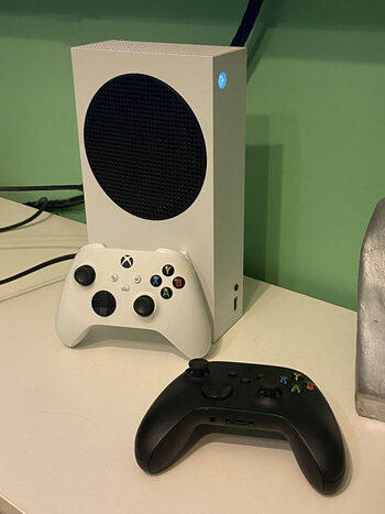 Xbox Series S su dviem pultais