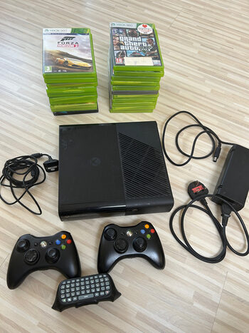 Xbox 360, 2 pulteliai, 22 žaidimai