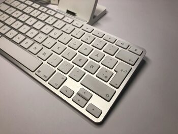 Redeem Genuine Apple A1359 iPad Keyboard Dock 30-Pin iPad 1st 2nd Generation