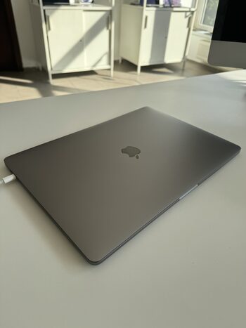 Apple MacBook Pro 15 (2018) Intel i7 Intel Radeon Pro 555X / 16GB DDR4 / 256GB NVME / 100 Wh / 339S00458 / Space Gray