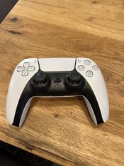 PlayStation 5, 2 Controllers, 825GB + Dbrand Matteblack Darkplates