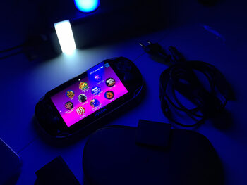 PS Vita 3G (Oled) Sd2vita 128gb + Sony sd 16gb – Pilnai paruošta žaidimams