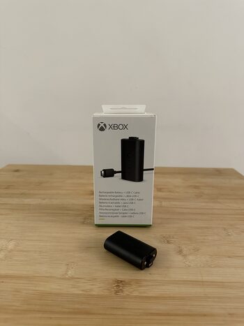 Microsoft Elite Series 2 + Microsoft Black Controller + 2 Rechargeable Batteries