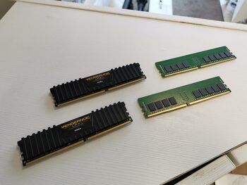 Corsair Vengeance LPX 32 GB (2 x 16 GB) DDR4-2666 Black / Yellow PC RAM