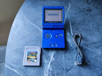 Game Boy Advance SP su žaidimu