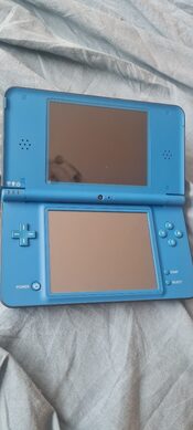 Nintendo Dsi XL su pakroveju (blue) su pakrovėju