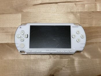 Baltas PSP - 1000 su priedais