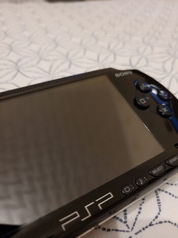 PSP 1003 Piano Black; 2GB; Atrištas. for sale