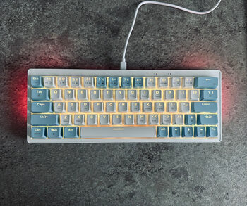 Mechanine klaviatura (mechanical keyboard with yellow switches)