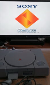 PlayStation PAL en caja + 3 juegos