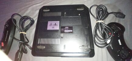 Sega Mega Drive II + CAJA + FUNDA PET + 5 JUEGOS + 3 MANDOS + CABLES