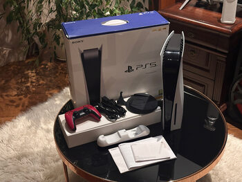 Playstation 5 Blu-Ray su pakrovimo stancija ir raudonu pulteliu