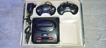 Sega Mega Drive II + CAJA + FUNDA PET + 5 JUEGOS + 3 MANDOS + CABLES