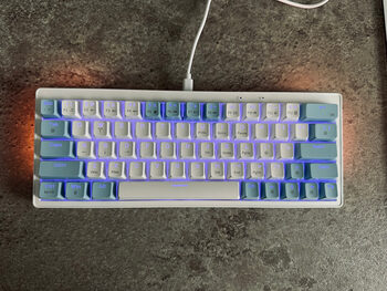 Mechanine klaviatura (mechanical keyboard with yellow switches)